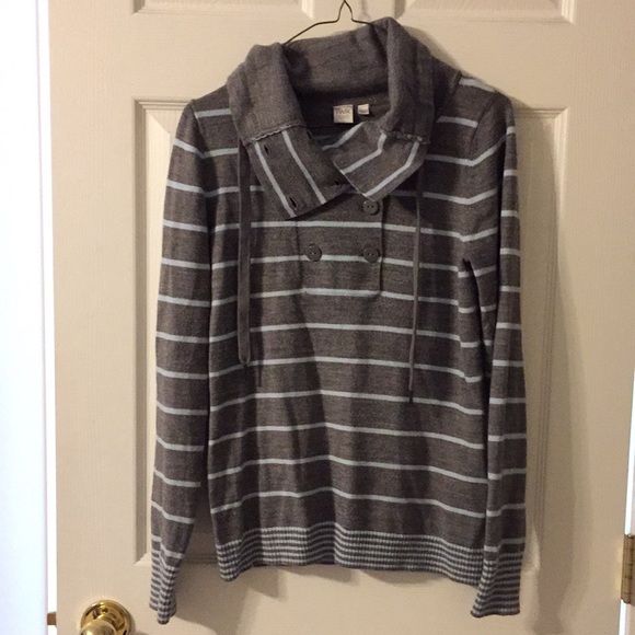 Sweater. Size Medium. - Picture 1 of 9